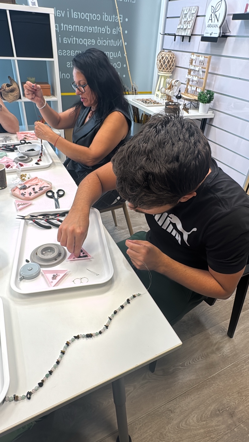Creación de un amuleto durante el taller Araian