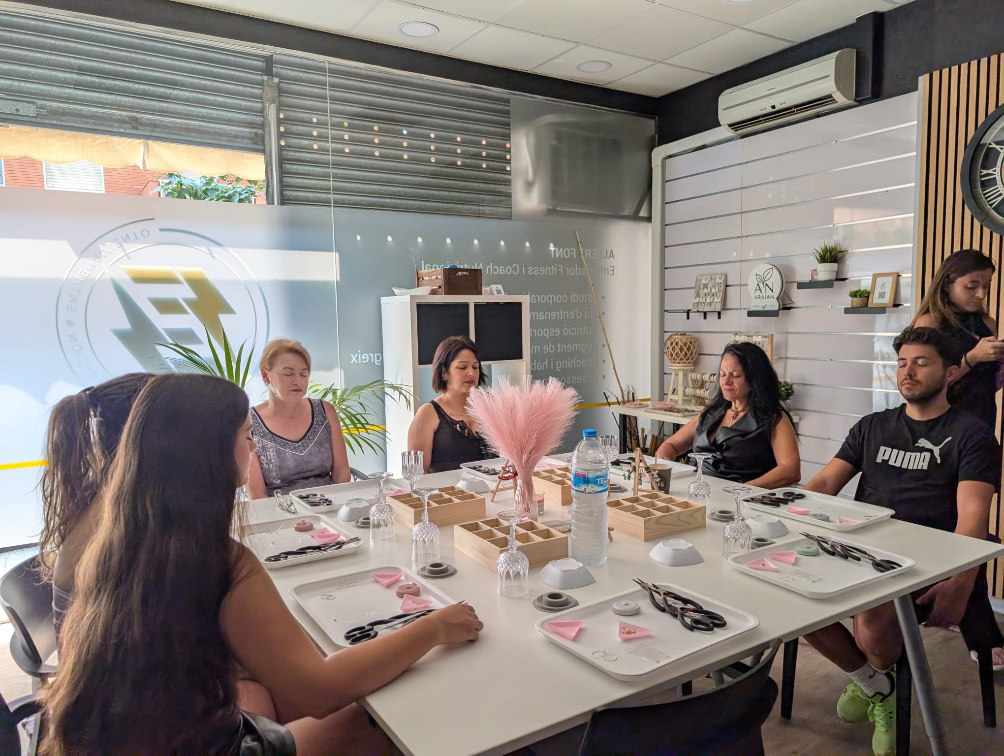 Momento de meditación guiada en el taller Araian del 26 de julio